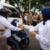 Pembina DWP Kunngan saat membagikan takjil di depan pendopo Kuningan. Pembina DWP Kunngan saat membagikan takjil di depan pendopo Kuningan.